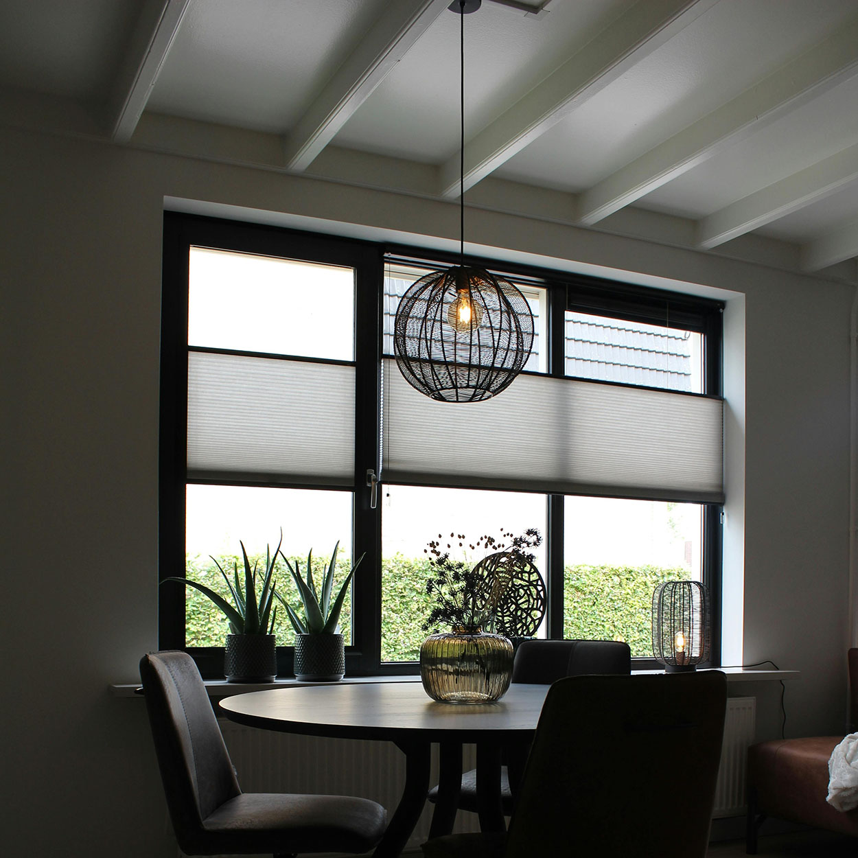 Showroom ortamında plise perde renk paleti